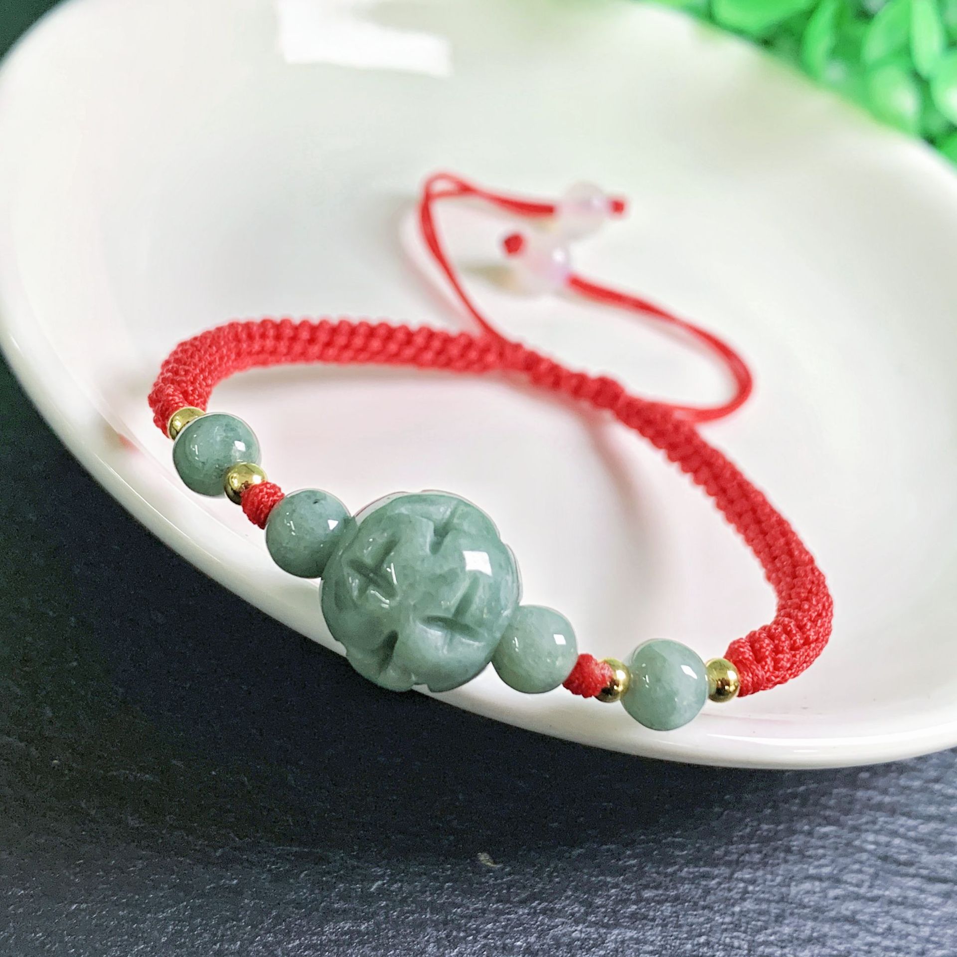 Bracelets - A Myanmar Jadeite Carve Bead Bracelet